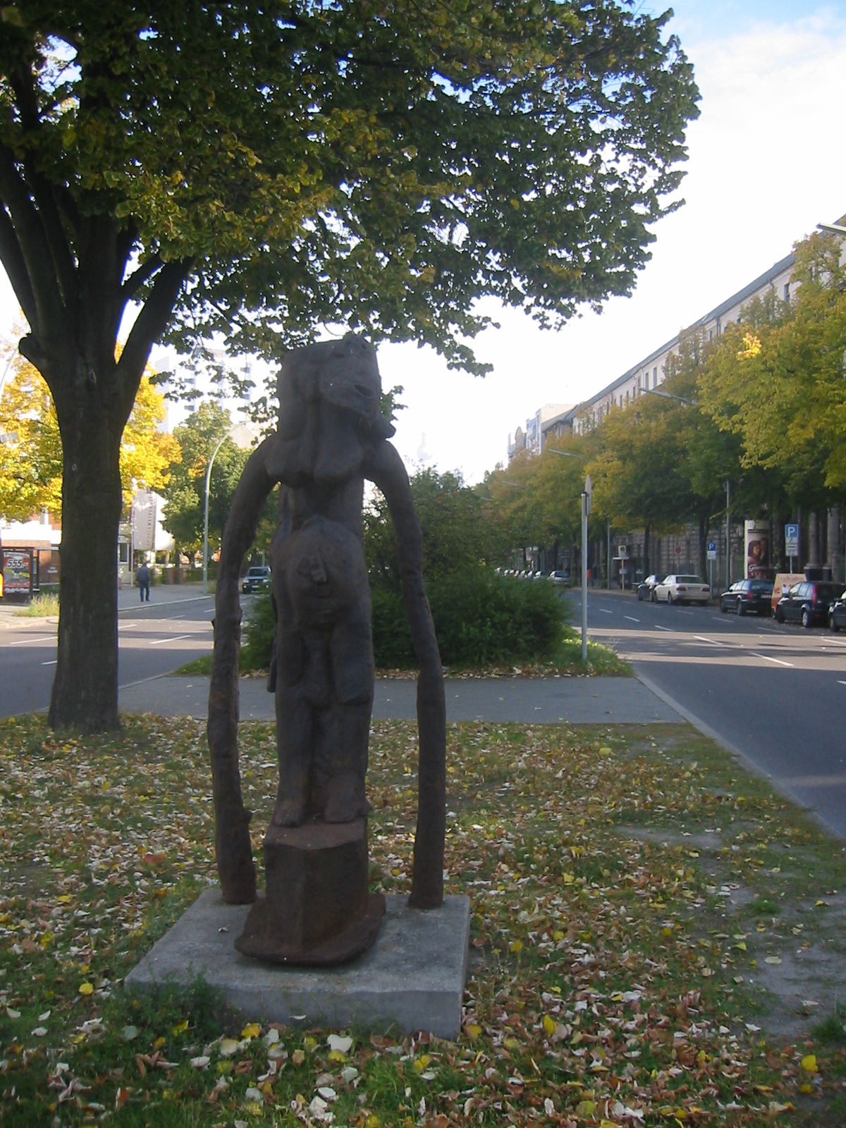 Wasserträgerin von Rolf Szymanski in der Lindenstraße in Kreuzberg