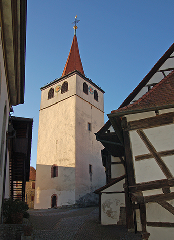 Kirchturm und Gaden der ehemaligen Kirchenburg Weissach