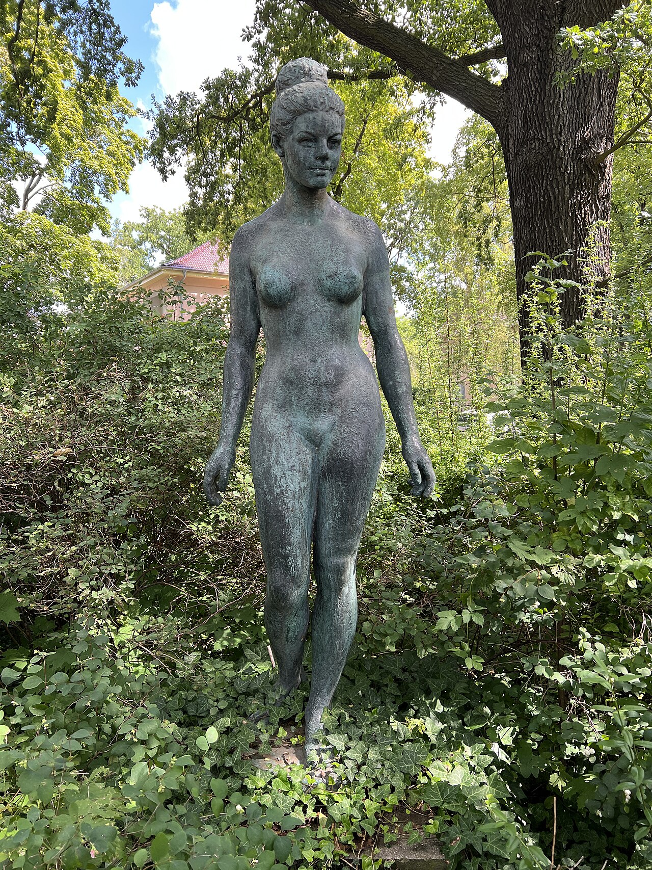 Sculpture "Weiblicher Akt" in Berlin, Germany