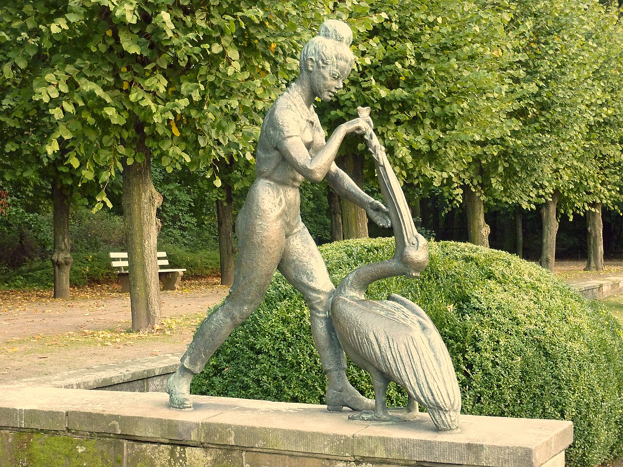 Foto von Weiblicher Teenager mit Pelikan