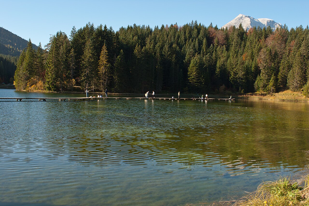 The Weidachsee in Leutasch, in the background the Hohe Munde