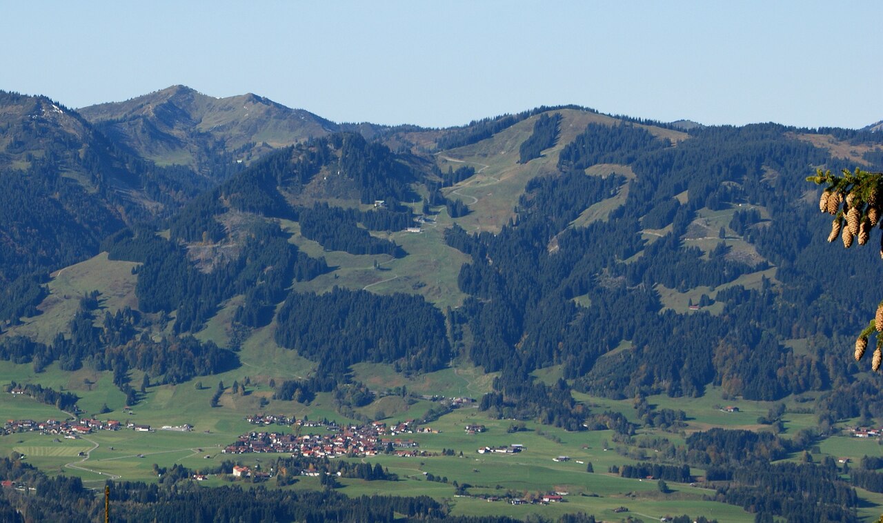 Bolsterlanger Horn and Weiherkopf, in front is the village of Bolsterlang