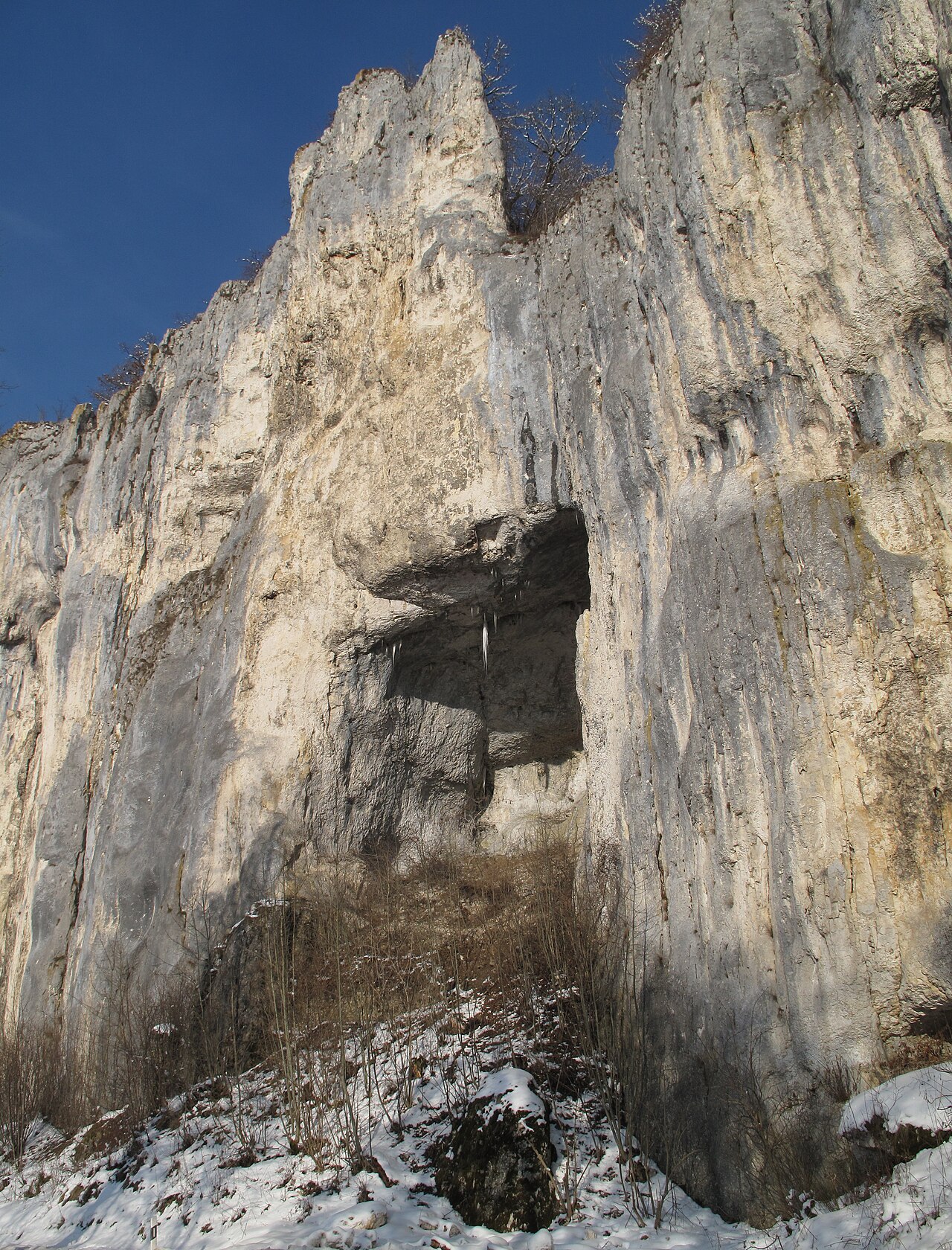 Höhlenburg Weiler, auch als Heidenloch bekannt, von Norden