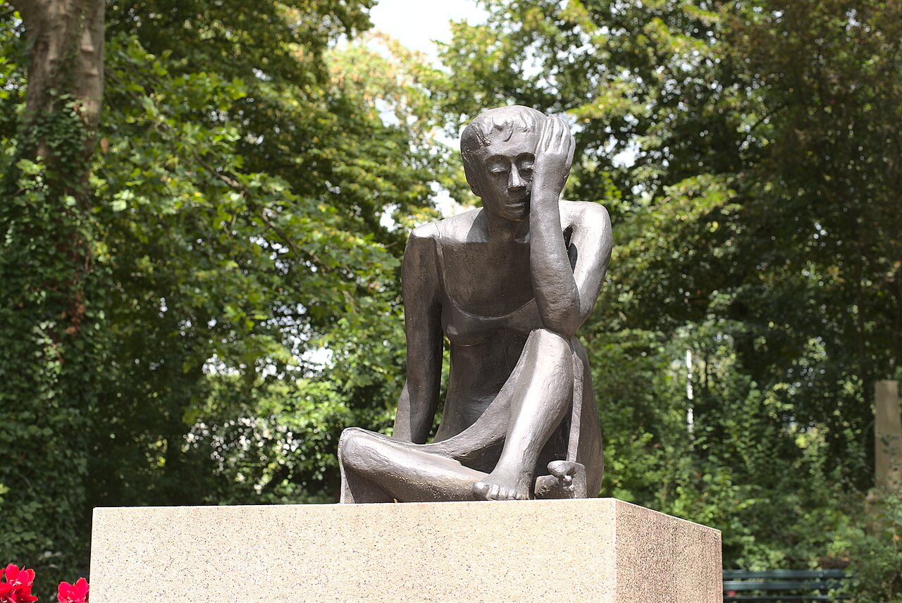 Frontal view on the sculpture Weinende Mutter (translation: Crying mother) in Völklingen