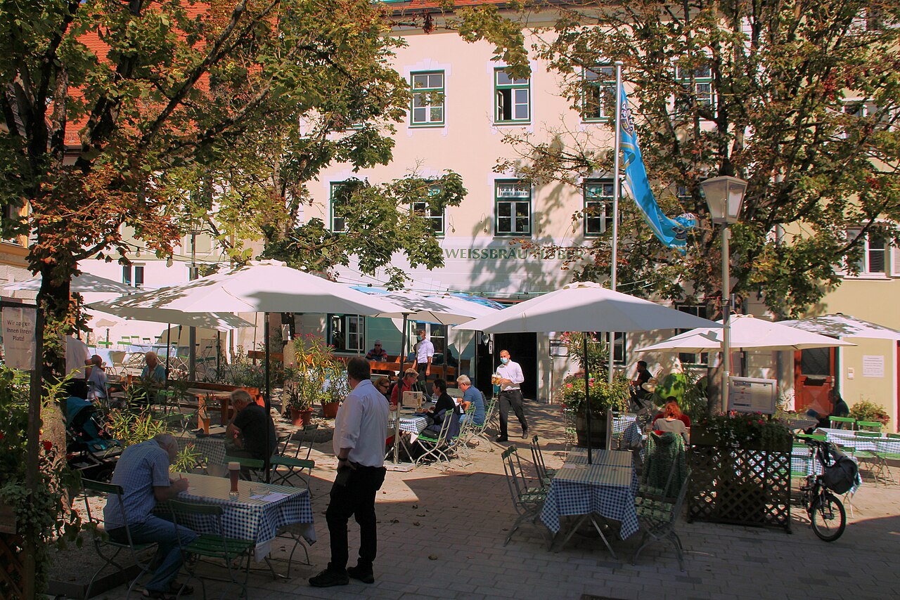 Außengastronomie des Gasthofs "Weißbräu Huber" in der General-von-Nagel-Straße in Freising