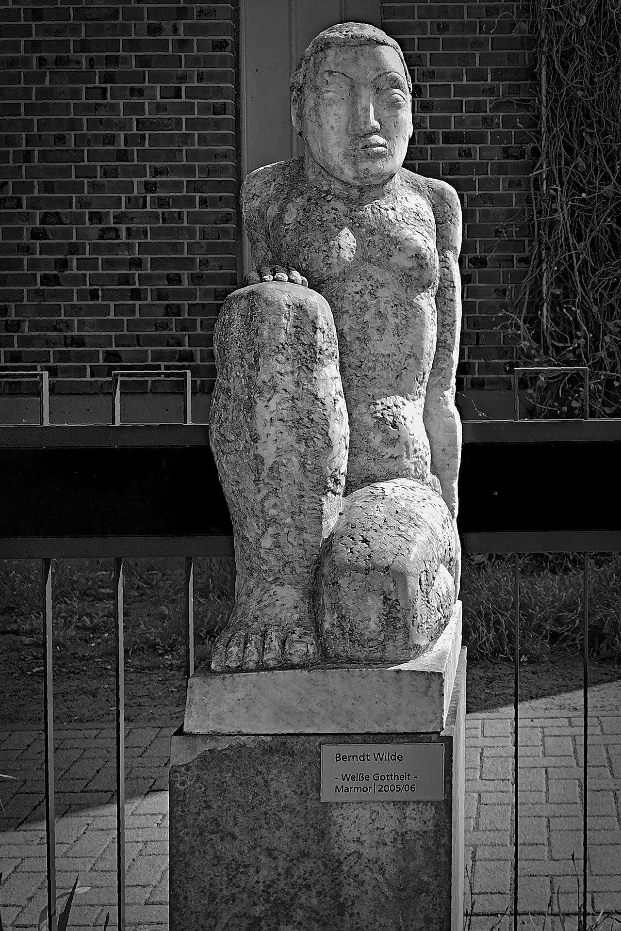 Berlin-Pankow: Skulptur von Berndt Wilde 'Weiße Gottheit' (2005-2006)