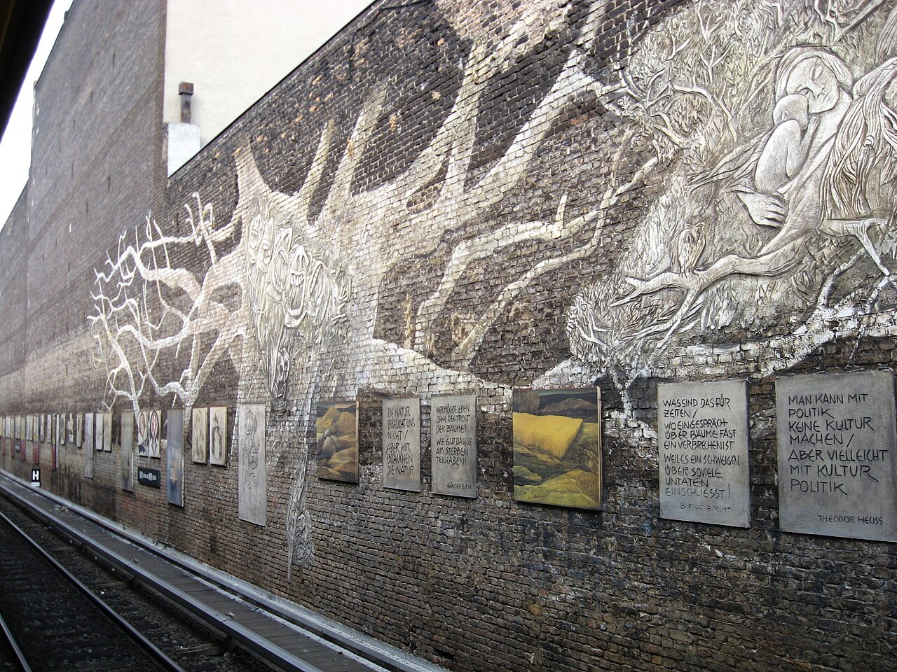Geschilderde muren in een Berlijnse S-Bahn station