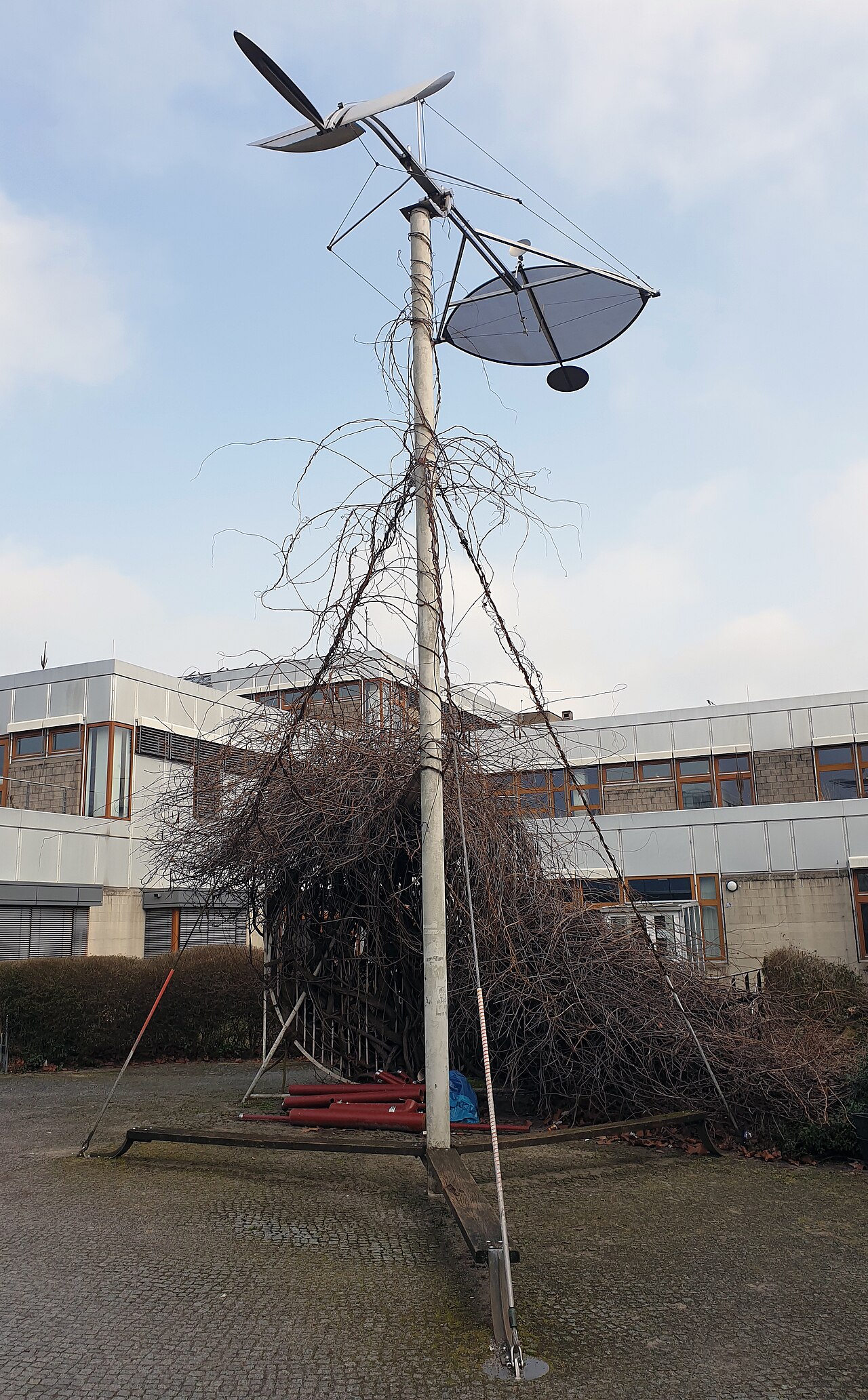 Sculpture, " Was, dann " by Erich Wiesner , 1985, Otto-von-Simson-Straße 16, Berlin-Dahlem , Germany
