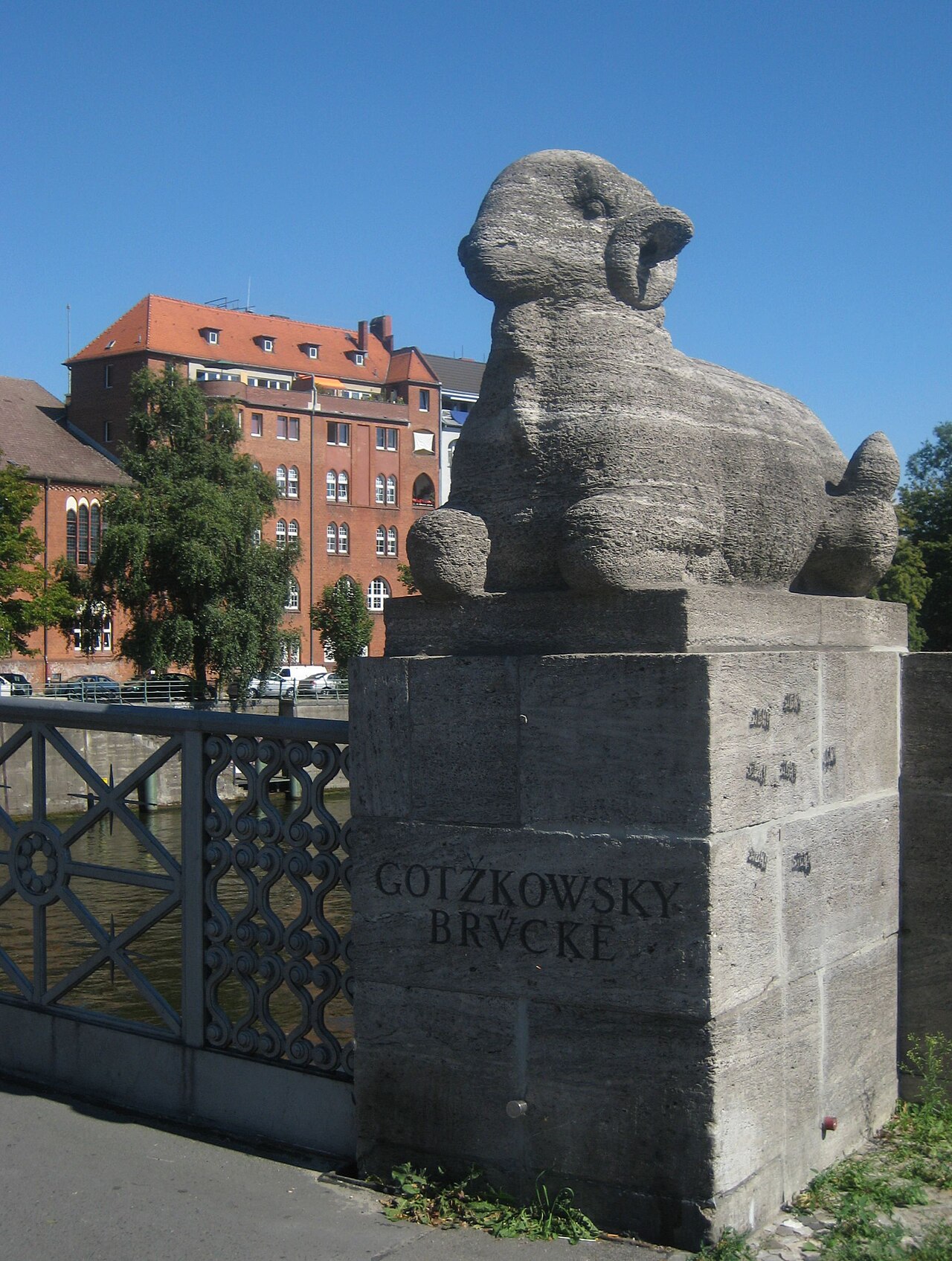 Ram sculpture by Walter Schmarje (1911) on Gotzkowskybrücke over the river Spree in Berlin