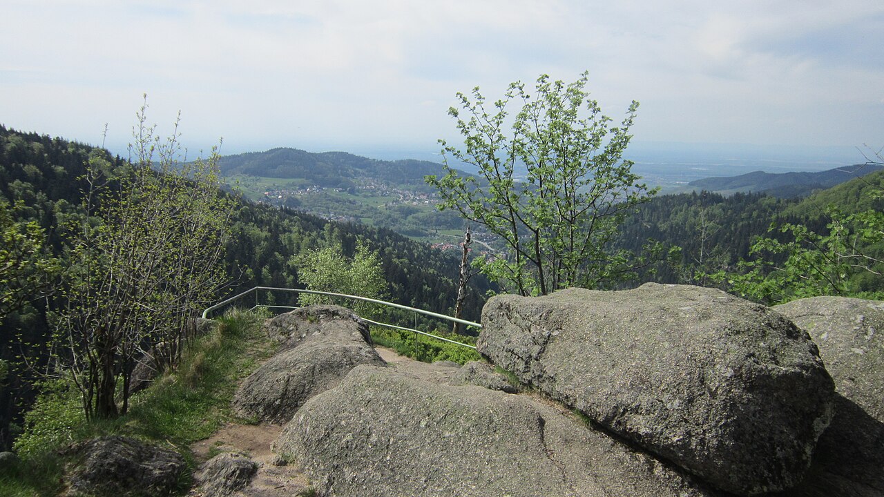 Die Wiedenfelsen, Blick über Bühlertal zur Oberrheinebene