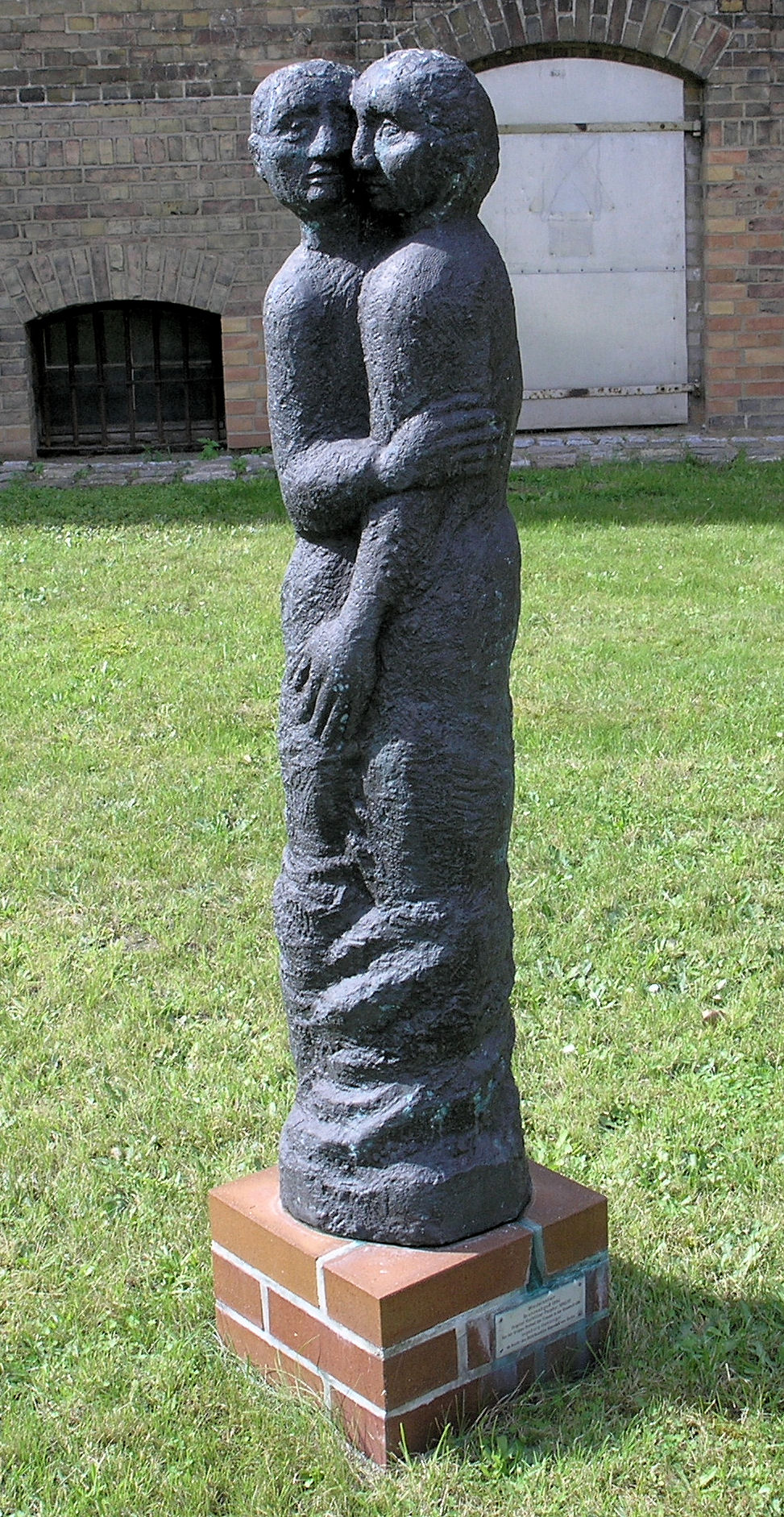 Memorial statue, "Umschlungenes Paar" by Ingeborg Hunzinger , 1994, Puchanstraße 12, Berlin-Köpenick , Germany