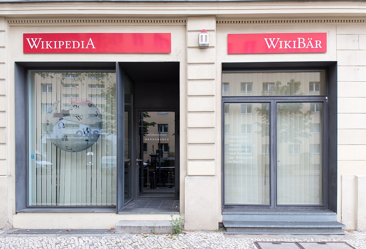 WikiBär mit Schilder