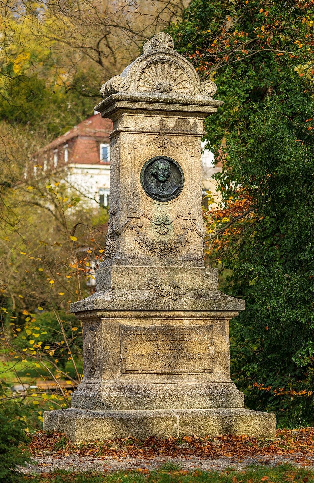 en:Tübingen, Germany : autumnal view of the memorial for writer Ottilie Wildermuth on the island in the river Neckar
