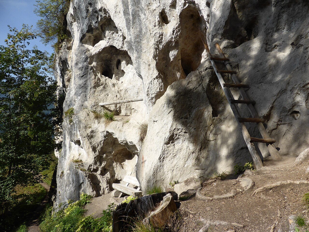 Der Wildfräuleinstein ist ein Felsmassiv mit Höhlen im Hintersteiner Tal bei Bad Hindelang