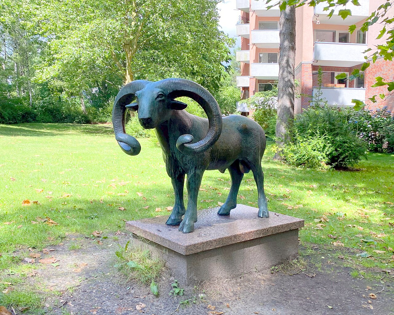 Bronzeskulptur "Wildschaf" (1966) des Bildhauers Kurt Bauer vor der Wohnanlage Paul-Sorge-Straße 143, Hamburg-Niendorf