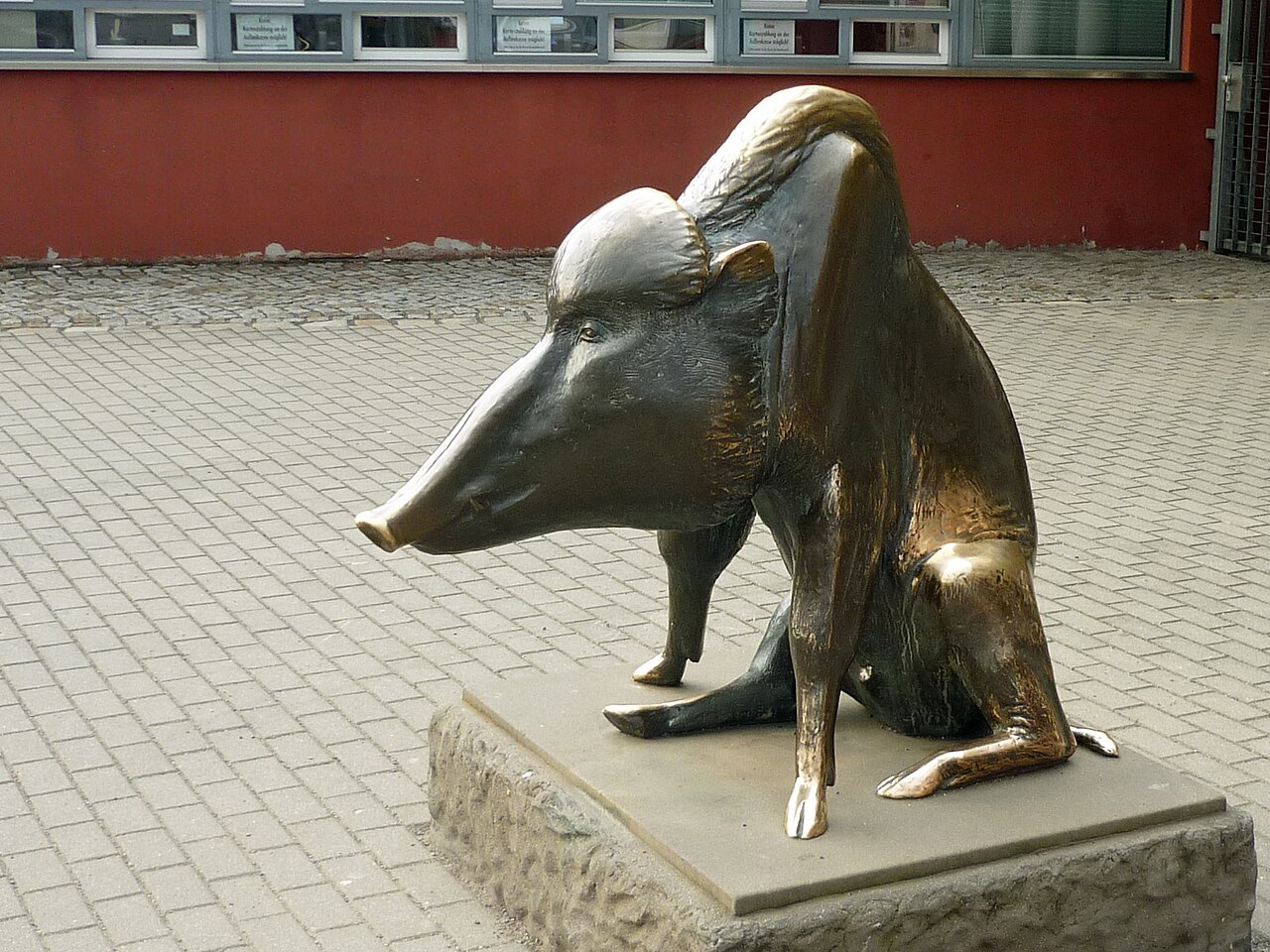 Wildschwein-Plastik vor dem Eingang zum Zoo in Dresden vom Bildhauer Waldemar Grzimek
