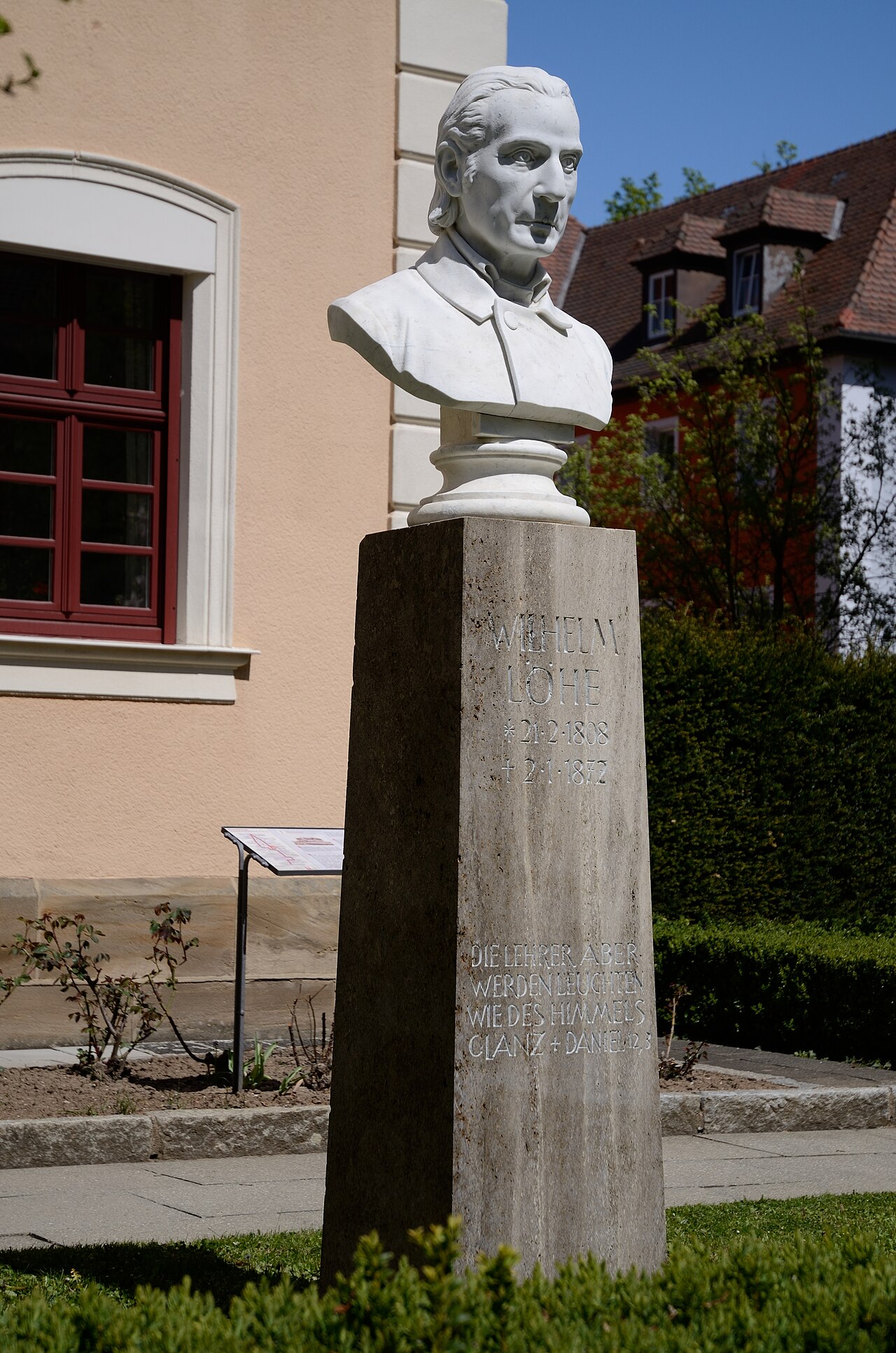 Denkmal für Wilhelm Löhe vor dem Mutterhaus Neuendettelsau