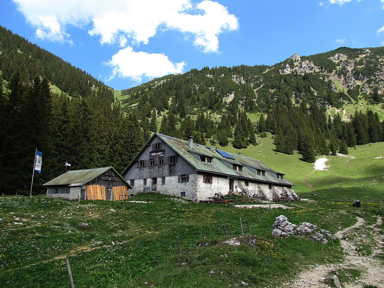 Willersalpe (1456 m) gesehen aus Westen, dahinter der Köllesattel