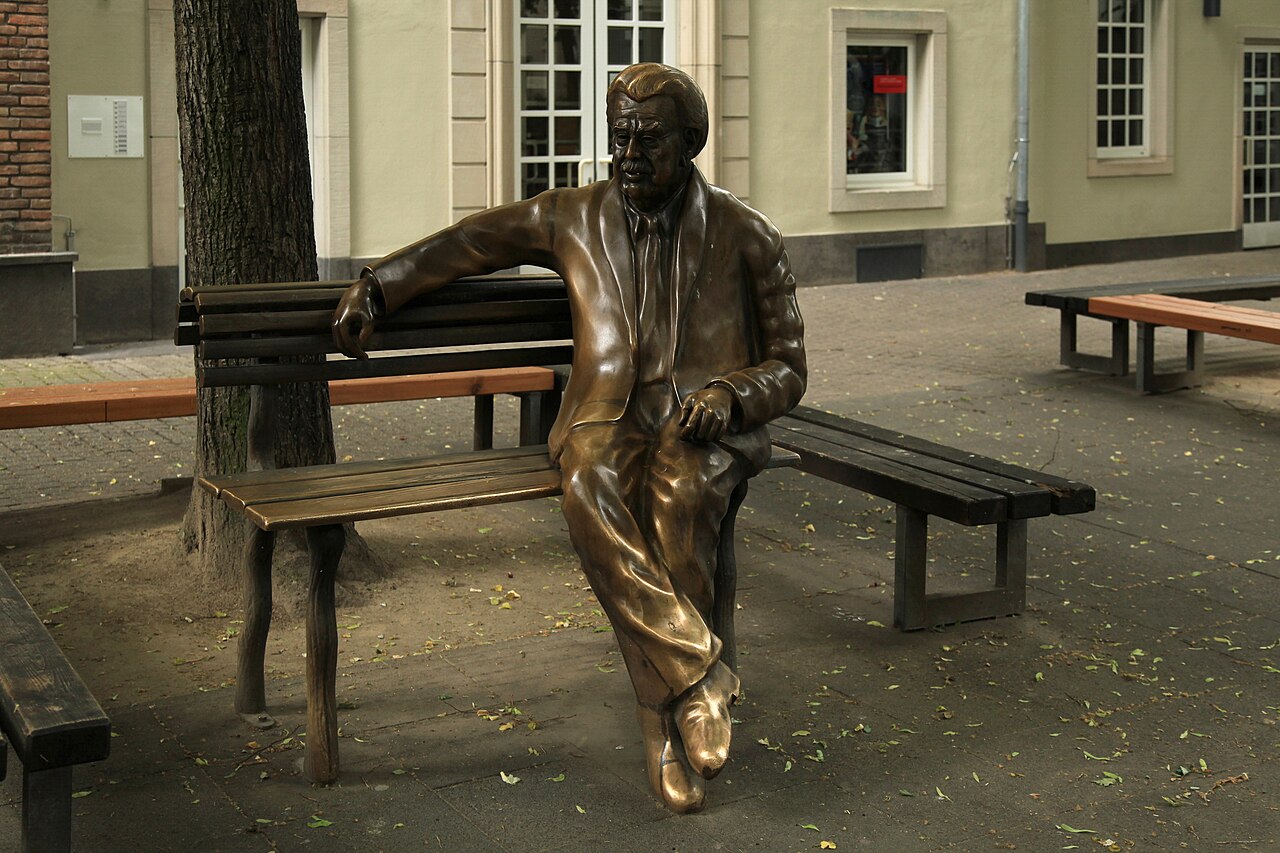 Willy-Millowitsch-Denkmal vor dem Hänneschen-Theater, Eisenmarkt in Köln