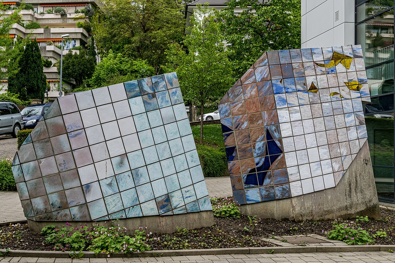Skulptur vor der Starkenstraße 44