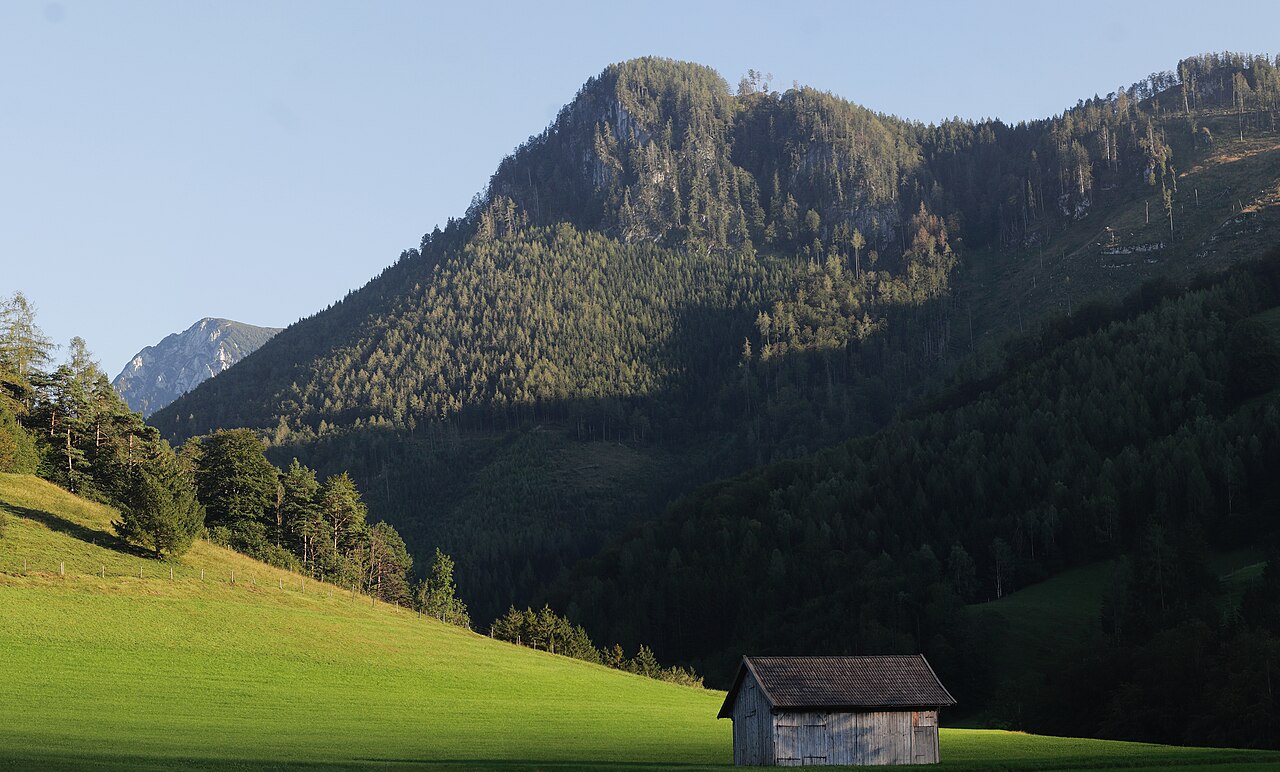 Molln /Frauenstein: Blick von der Frauensteinerstraße über das Effertsbachtal zum Windberg