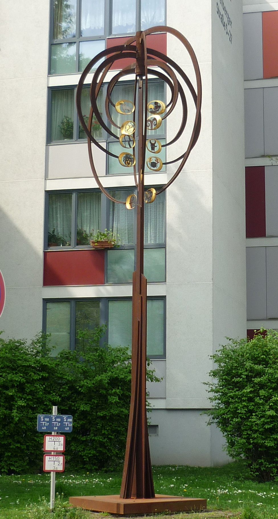 Plastik oder Windspiel Tierkreiszeichen in der Freiberger Str