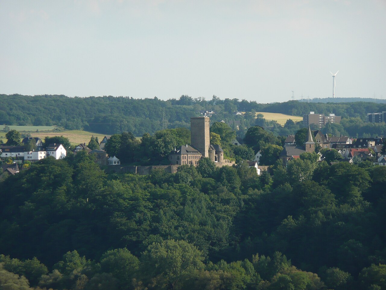 Blick von Bochum-Stiepel übers Ruhrtal nach Hattingen-Blankenstein mit Burg Blankenstein und evangelischer Kirche