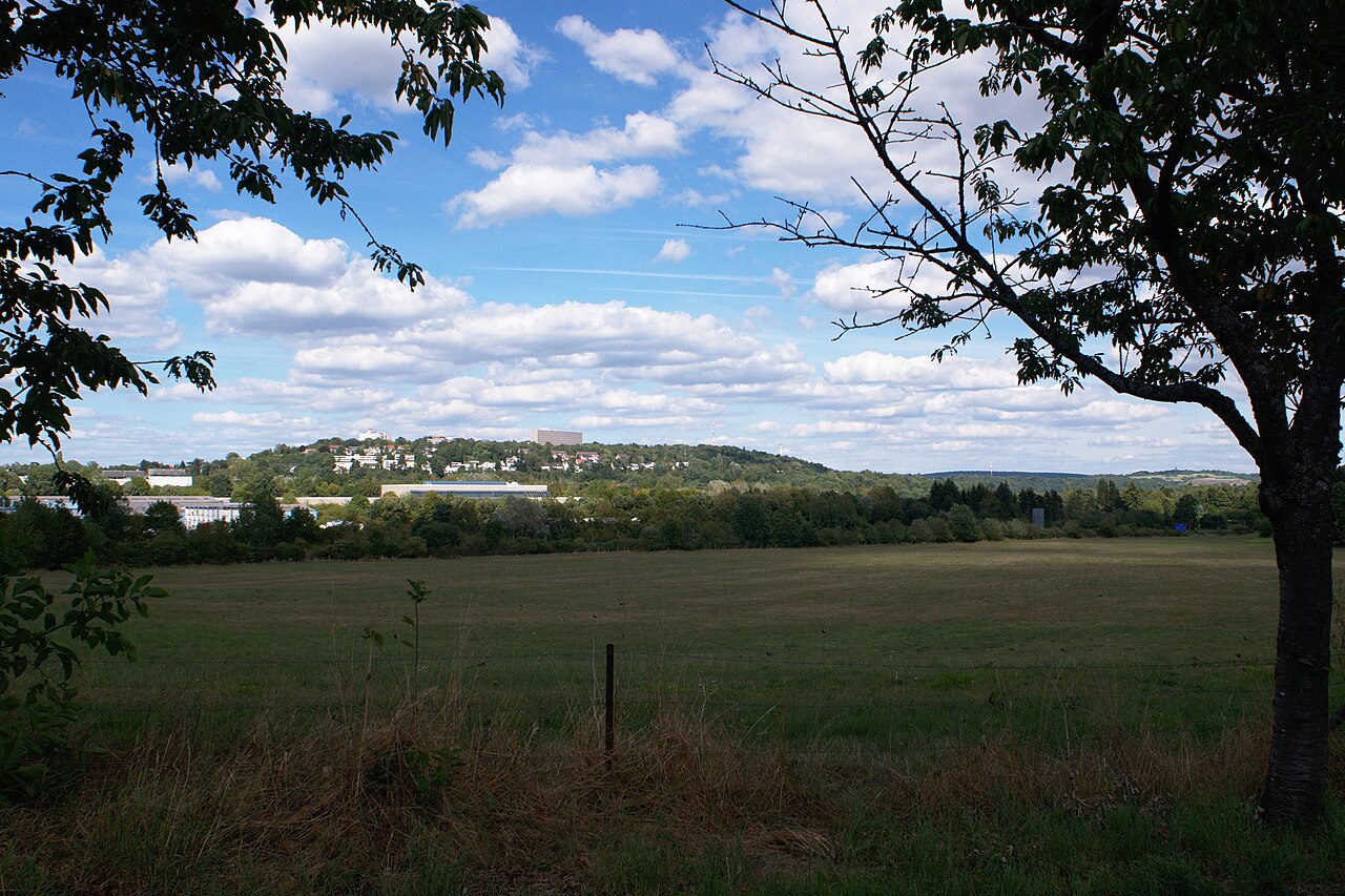 Blick aus dem Almet auf den Winterberg mit dem Klinikum Saarbrücken