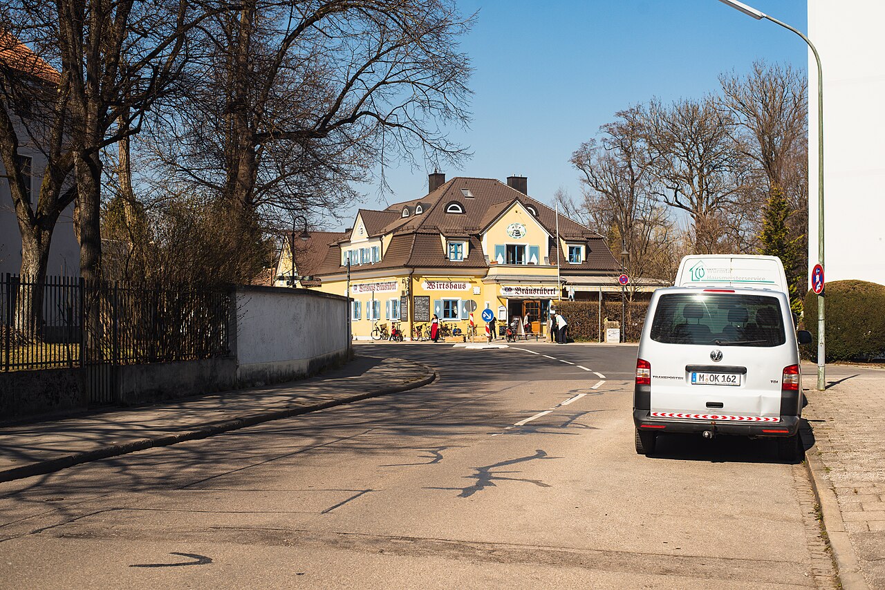 Blick die Straße entlang zum Wirtshaus Bräustüberl in Planegg