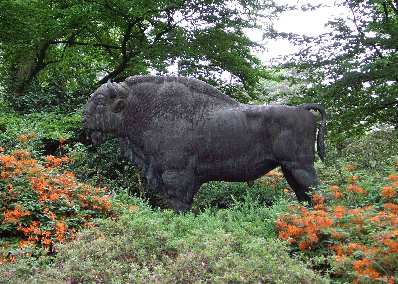 Wisent (Bronze) von Ernst Gorsemann, Weltausstellung 1937 Paris, jetzt Rhododendronpark Bremen