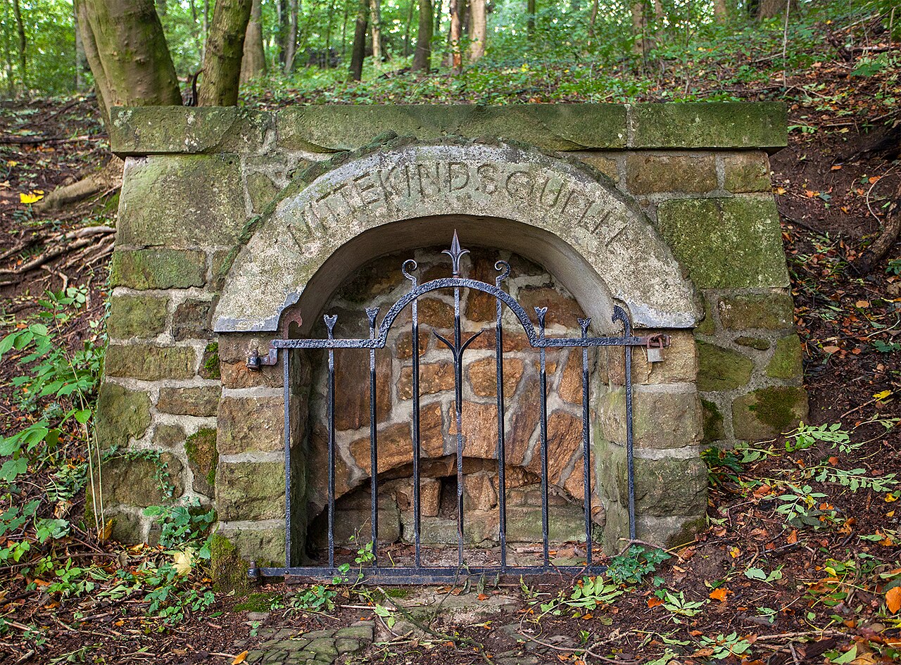 Die in Stein gefasste und seit 1938 versiegte Wittekindsquelle auf dem Wittekindsberg bei Porta Westfalica
