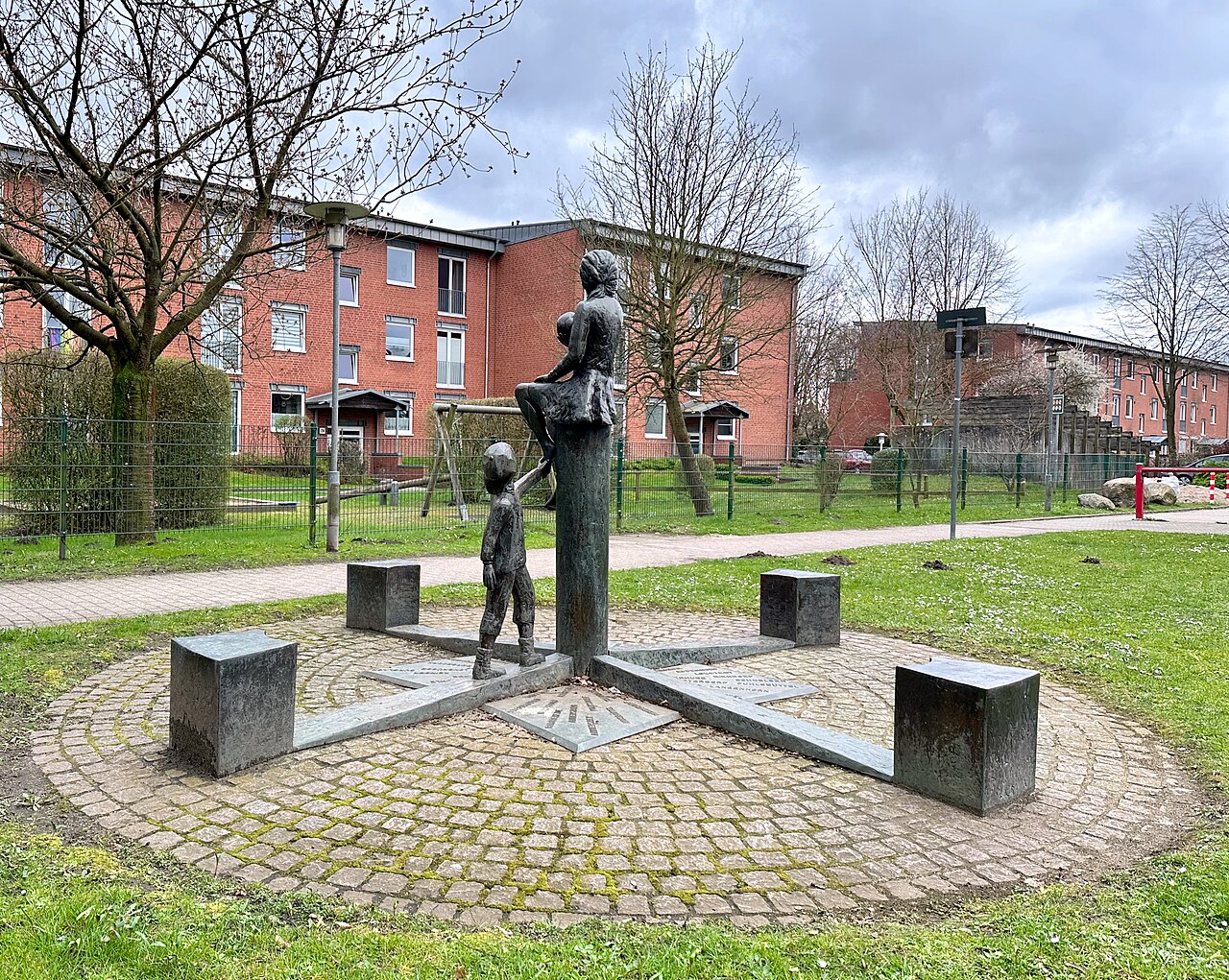Bronzeskulptur "Wo ist eigentlich Hamburg-Fuhlsbüttel?" von Inka Uzoma, Neubertbogen 20/26, Hamburg-Jenfeld