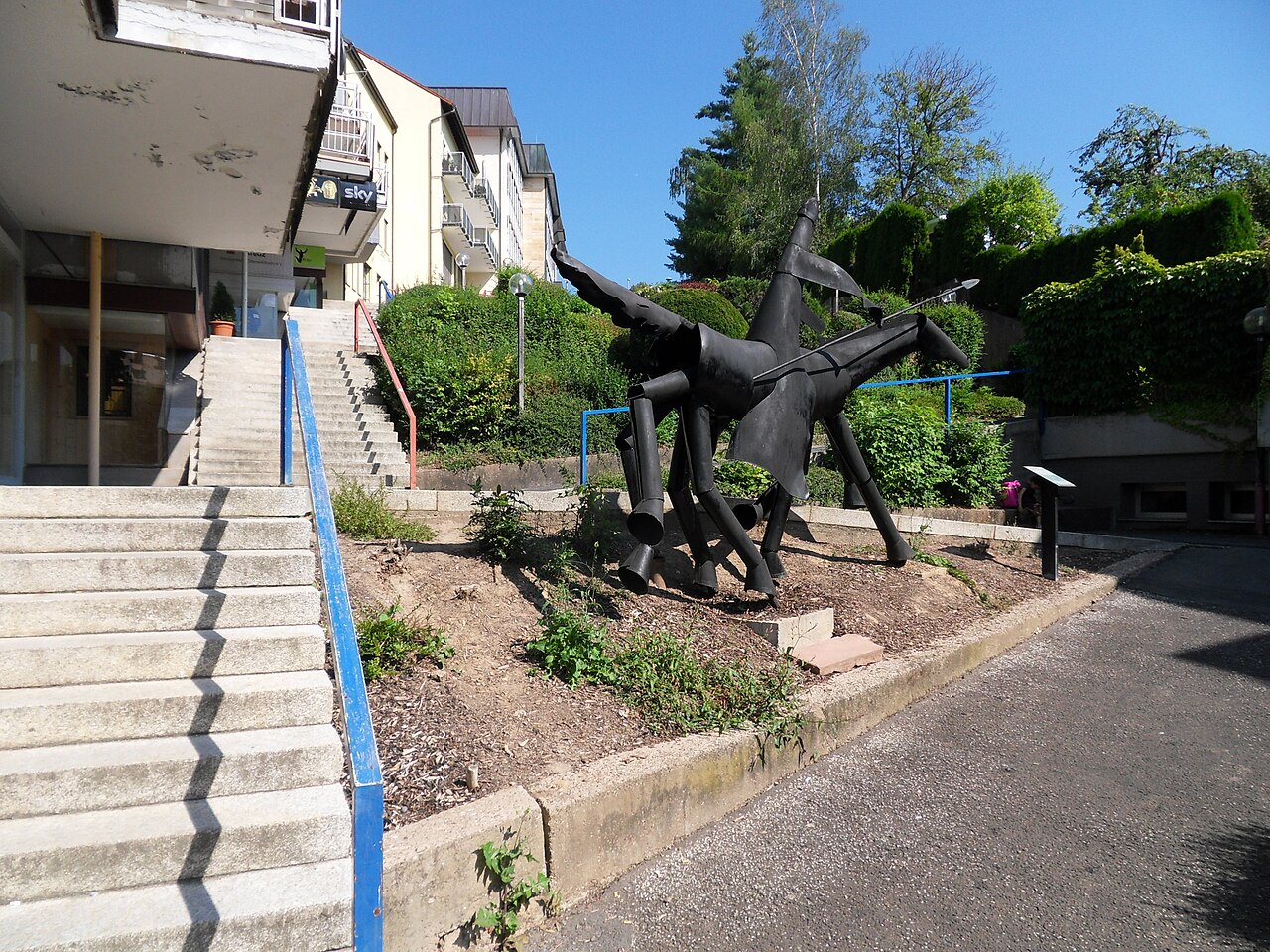 Treppenweg in Erbach (Odenwald) mit Ritterskulptur