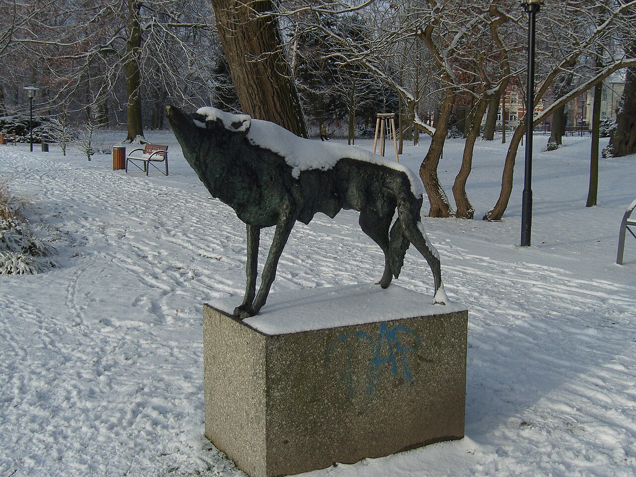 Wolfsplastik in Waren (Müritz) am Ufer der Müritz