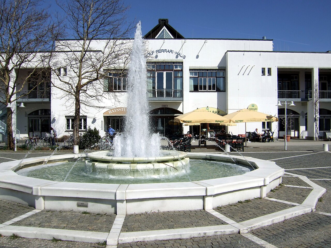 Ottobrunn: Wolf-Ferrari-Haus and fountain