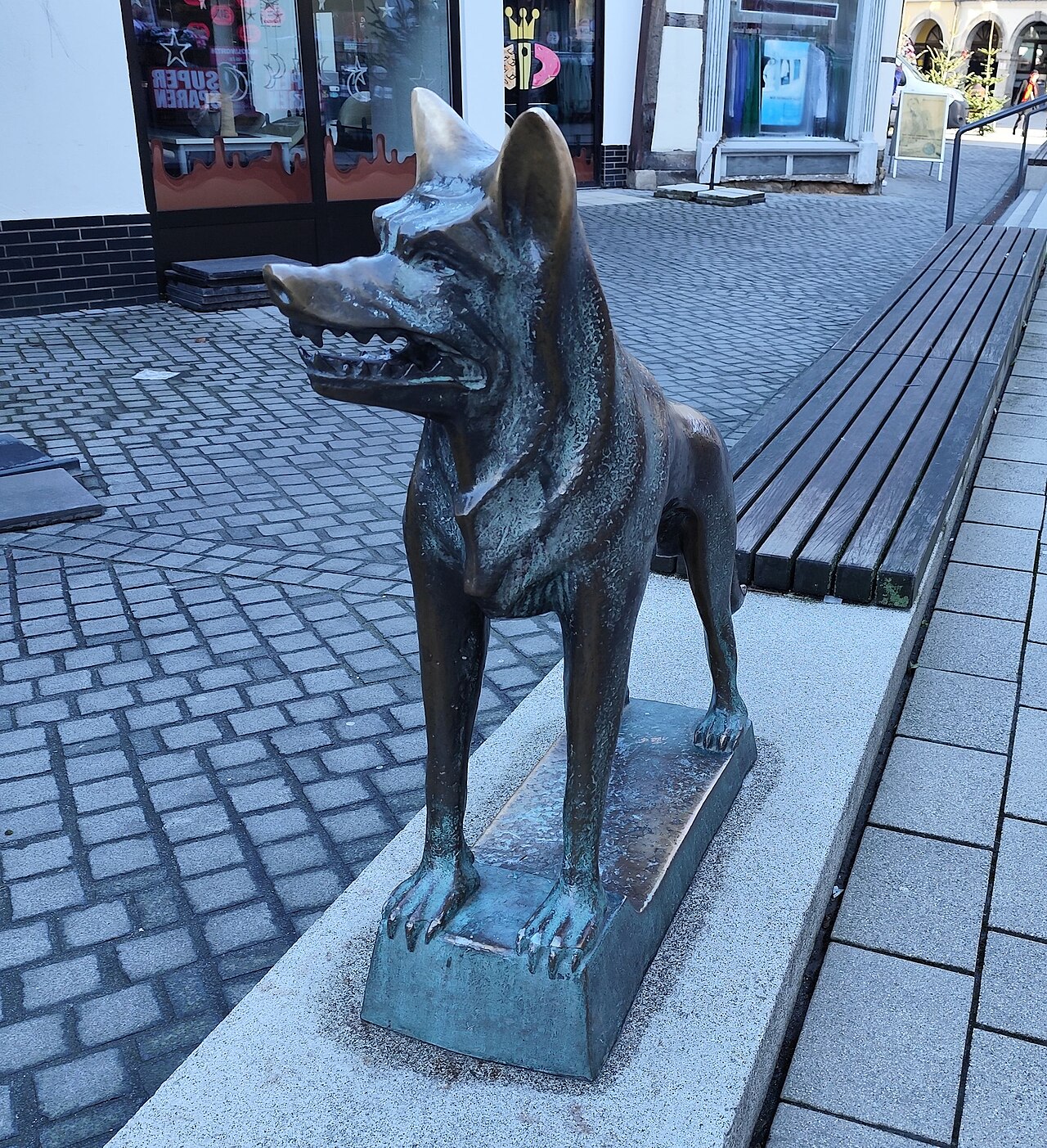 Wolf (Erich Schmidtbochum) in der Löwenstraße in Wolfenbüttel