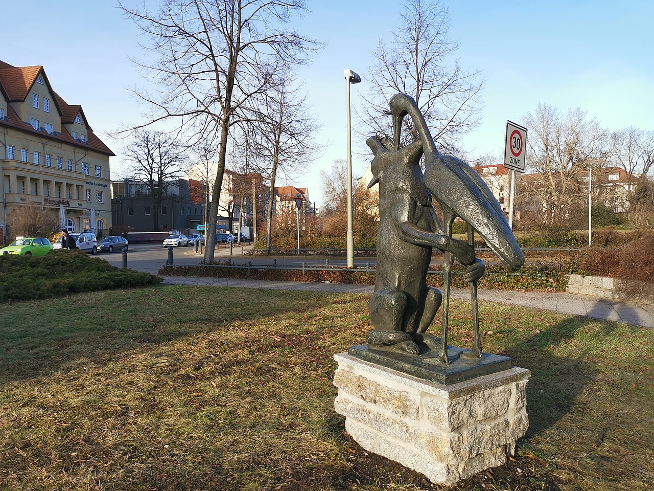 Plastik "Wolf und Storch" von Stephan Horota in der Konrad-Wolf-Straße in Berlin