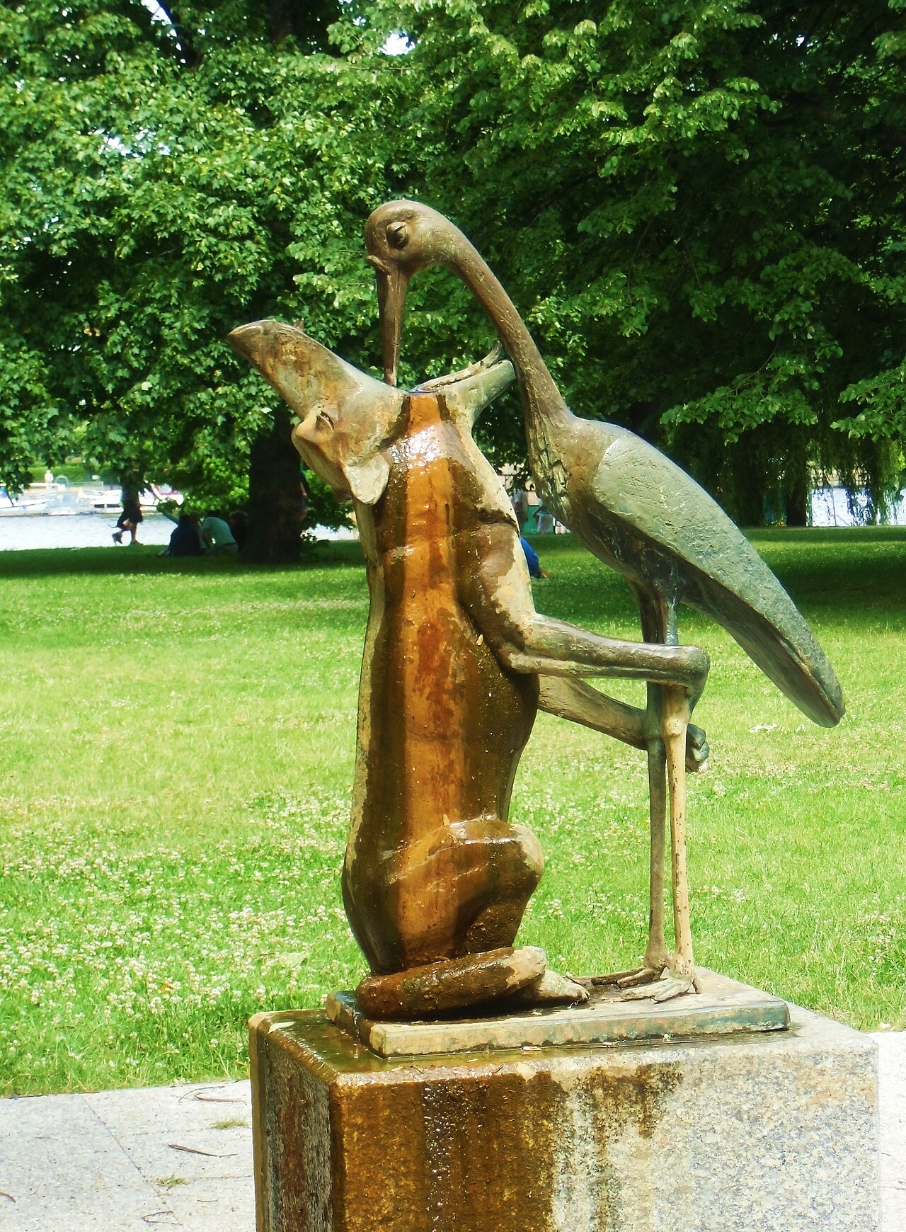 Skulptur "Wolf und Storch" von Stefan Horota , entstanden 1968, im denkmalgeschützten Treptower Park in Berlin