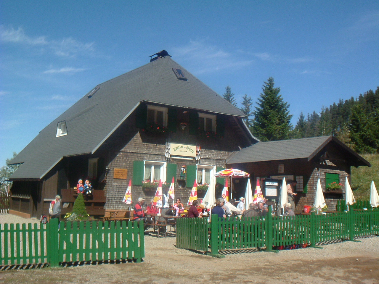Zastler Hütte mit Außenbewirtung, Blick von vorne