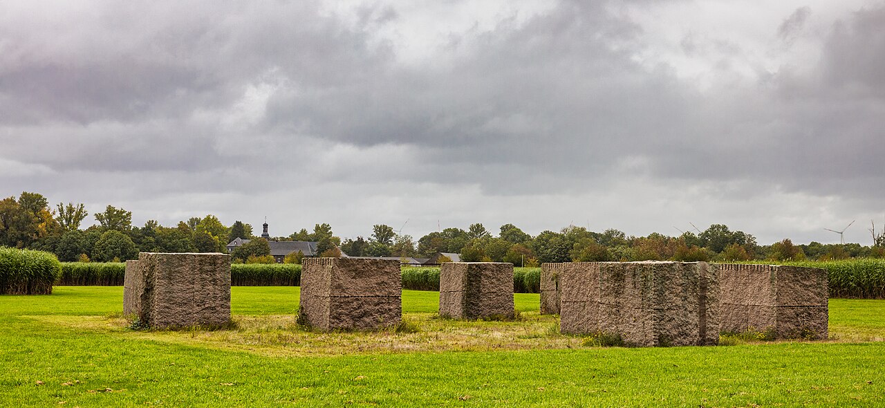 Ulrich Rückriem: Zehn Variationen eines Blocks, Dycker Feld, 2002, Jüchen