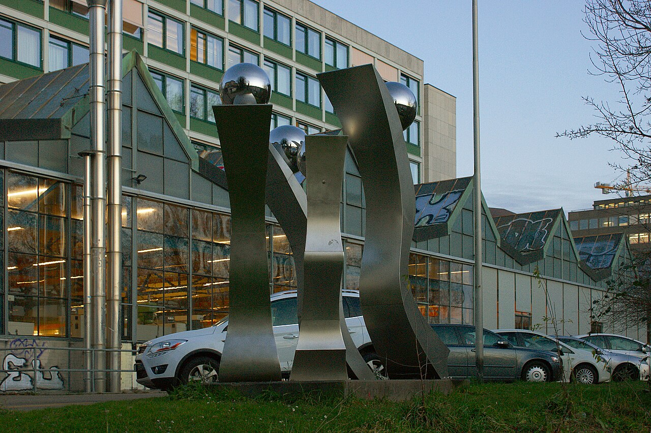 Edelstahlplastik Zeitgenossen (Housi Knecht 2013)