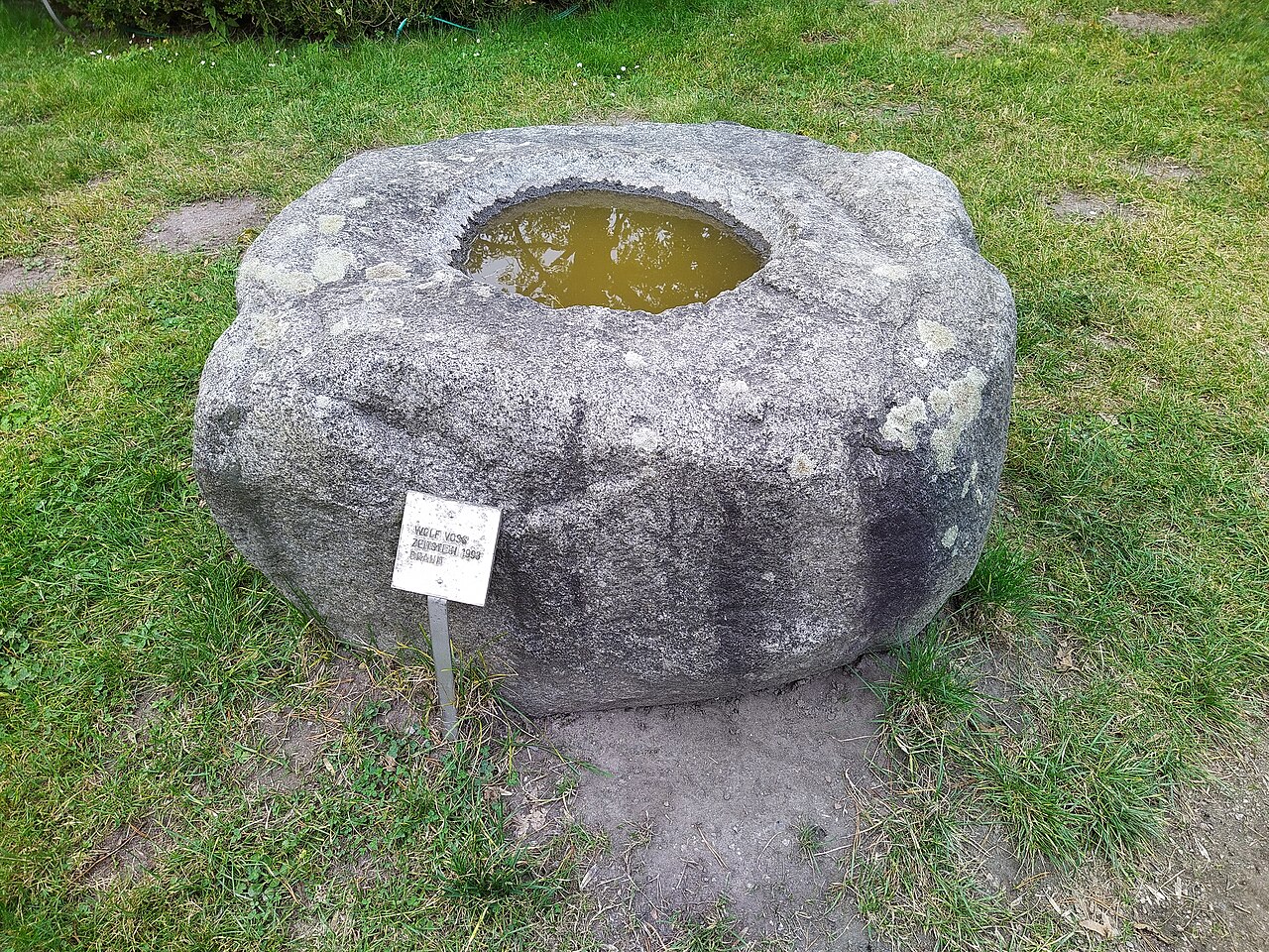 Skulptur Zeitstein (Wolf Voss, 1993) im Loki-Schmidt-Garten Hamburg