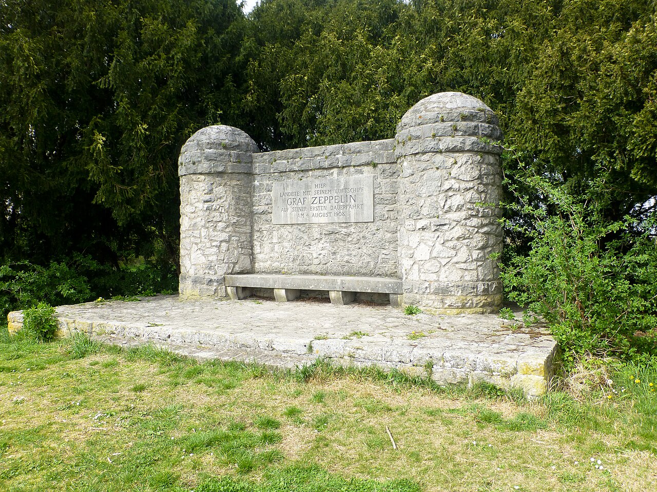 Zeppelindenkmal südlich des Fähranlegers in Kornsand, bei Geinsheim am Rhein, einem Ortsteil von Trebur