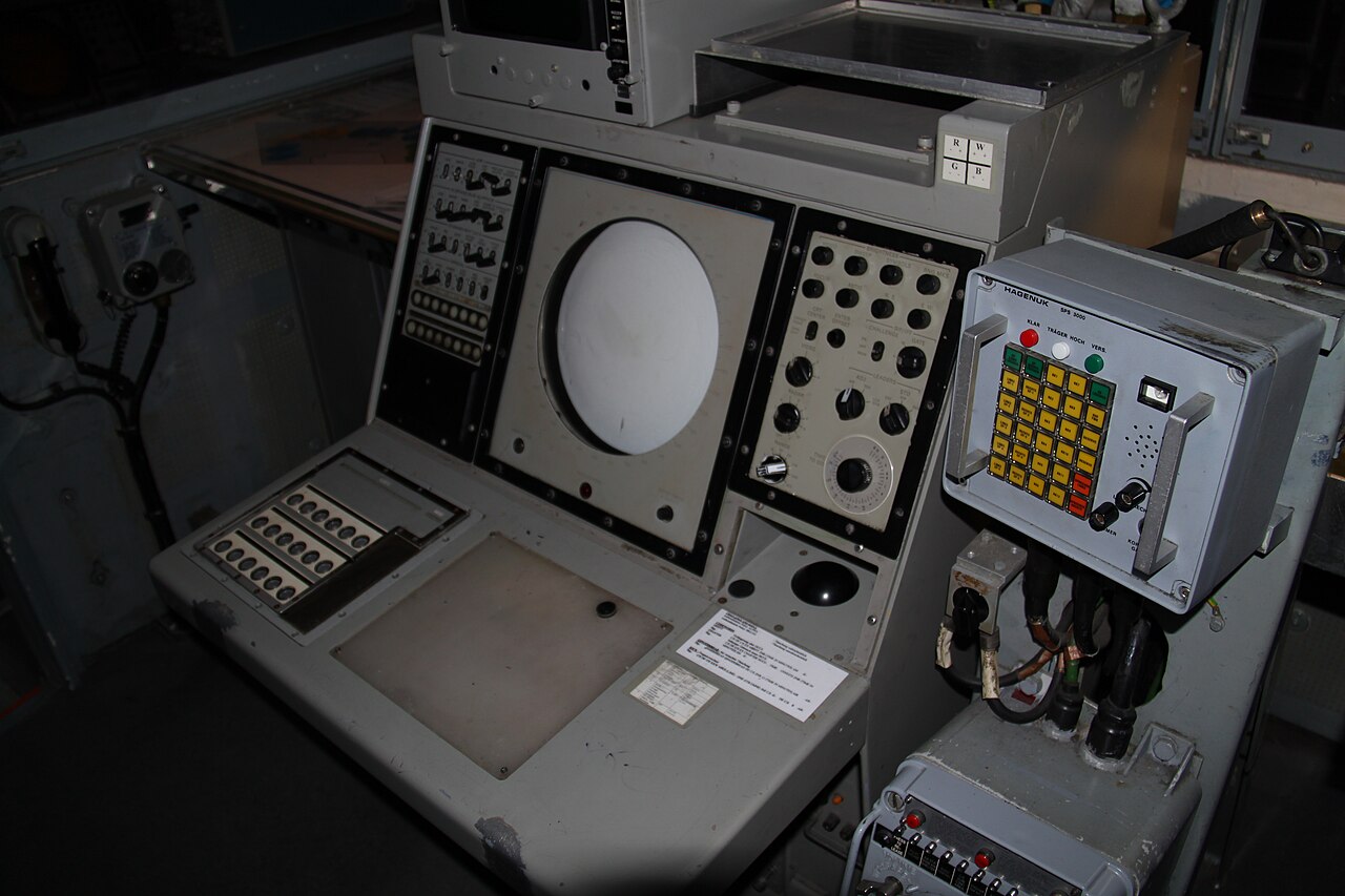 Teile der Radaranlage auf der Brücke des Zerstörer "Mölders" im Deutschen Marinemuseum Wilhelmshaven