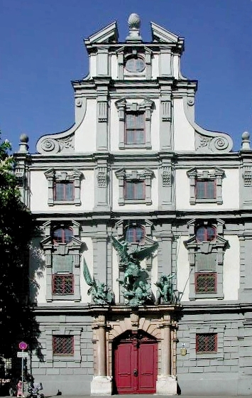Augsburger Zeughaus vom Apothekergässchen gesehen
