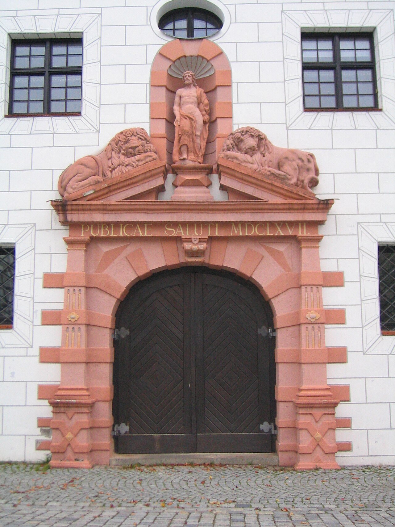 Westliches Portal des Ulmer Zeughauses