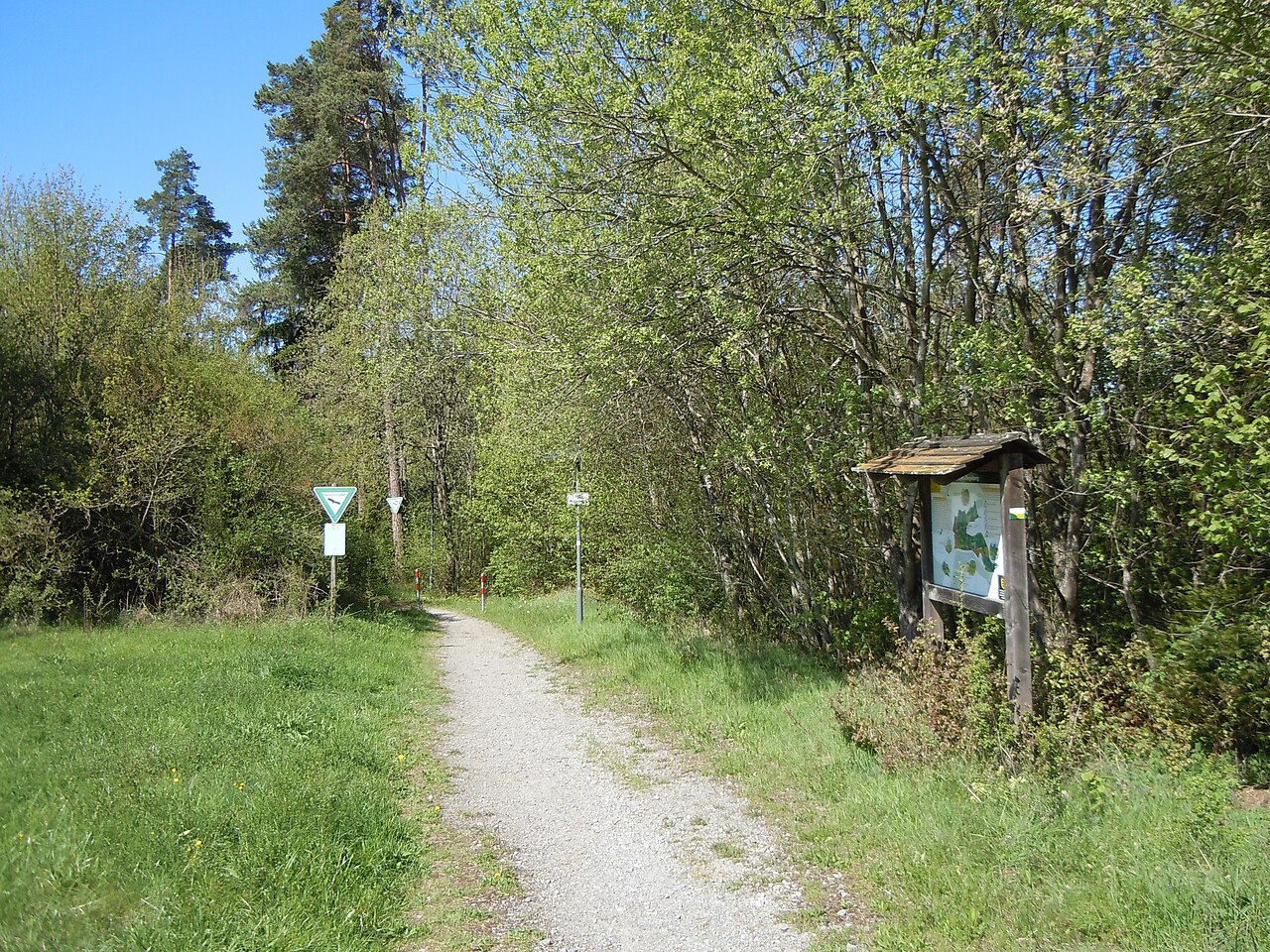 Weg ins Schutzgebiet mit Informationstafel