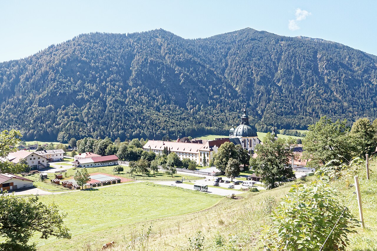 Blick auf Ettal vom Ettaler Höhenweg aus, im Hintergrund Ochsensitz und Ziegelspitz‎