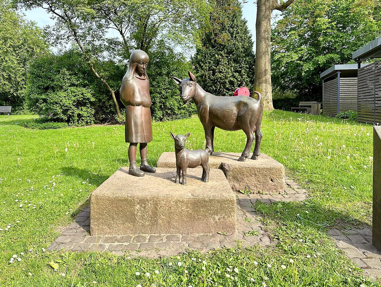 "Ziegen mit Mädchen" von Hans-Werner Könecke (2010)