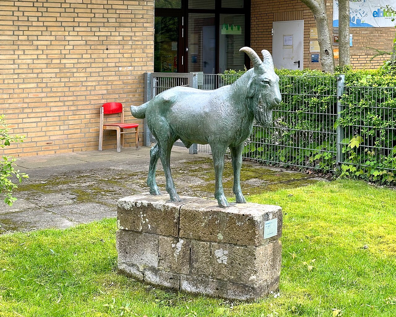 Bronzeplastik "Ziegenbock" (1966) von Kurt Bauer , Am Blumenacker 15, Hamburg-Fuhlsbüttel